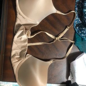 Victoria’s Secret size 32D front close bra